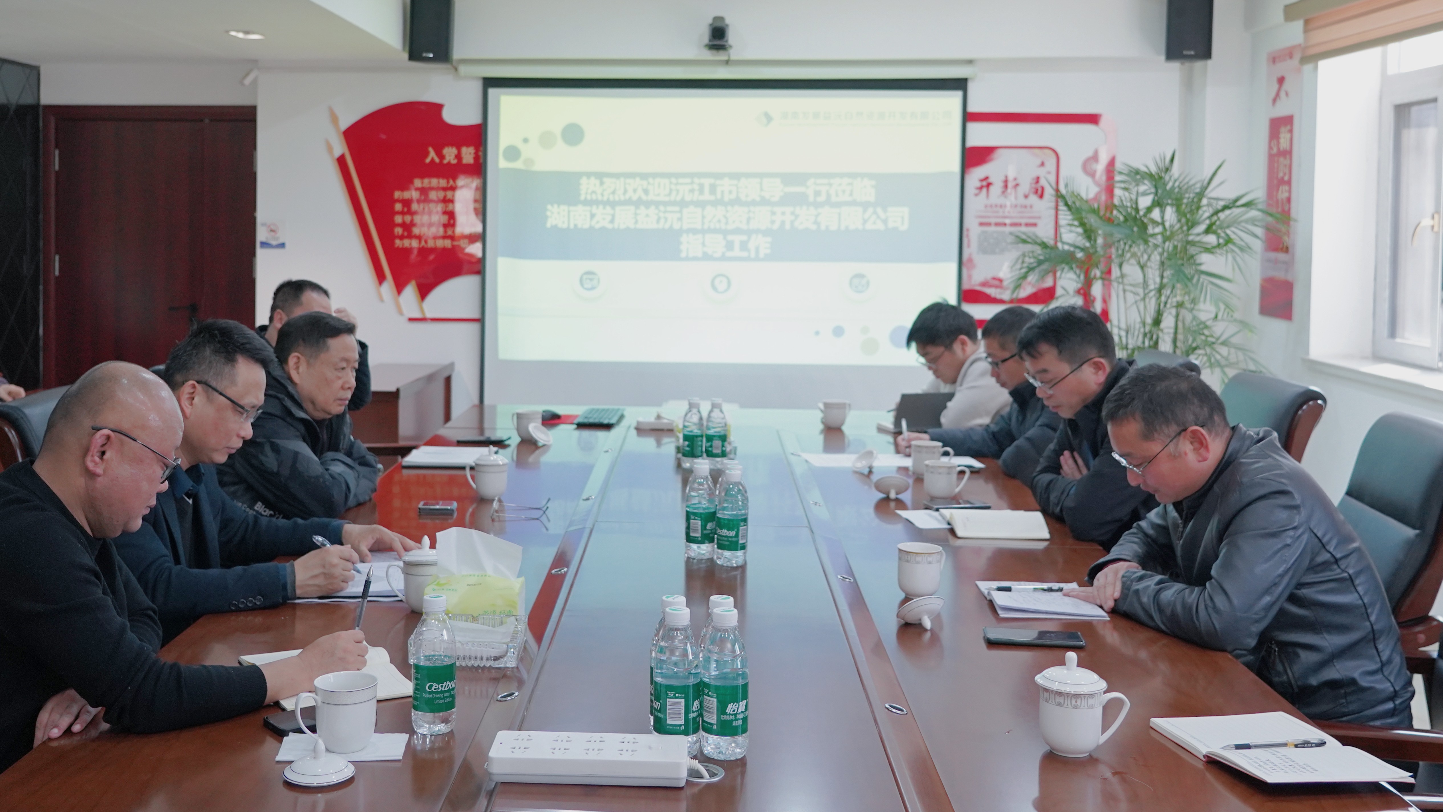 沅江市政协副主席、工商联主席汪交龙到益沅华亿手机平台调研