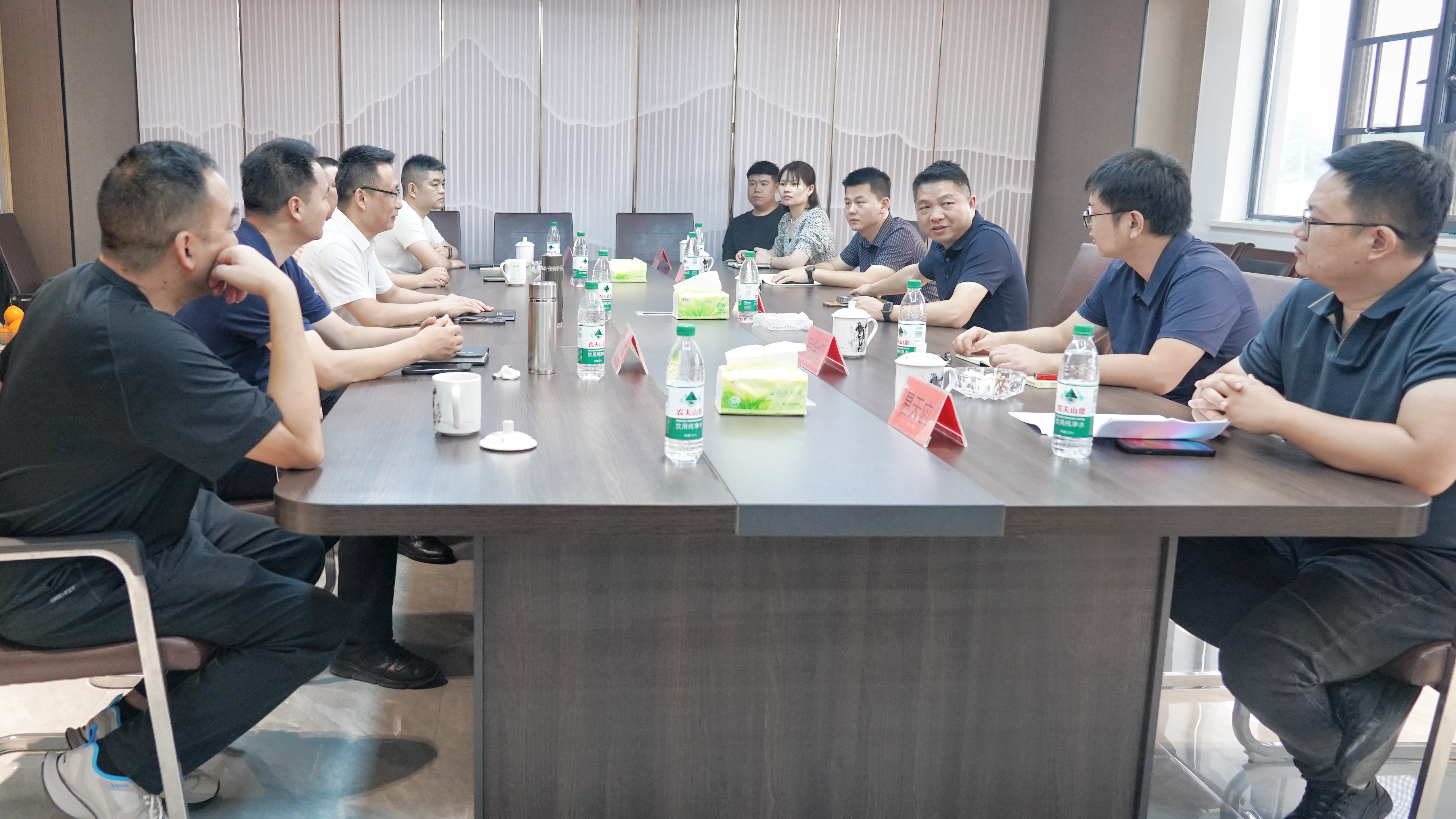 湖南港发集团赴华亿（中国）益沅华亿手机平台开展合作交流